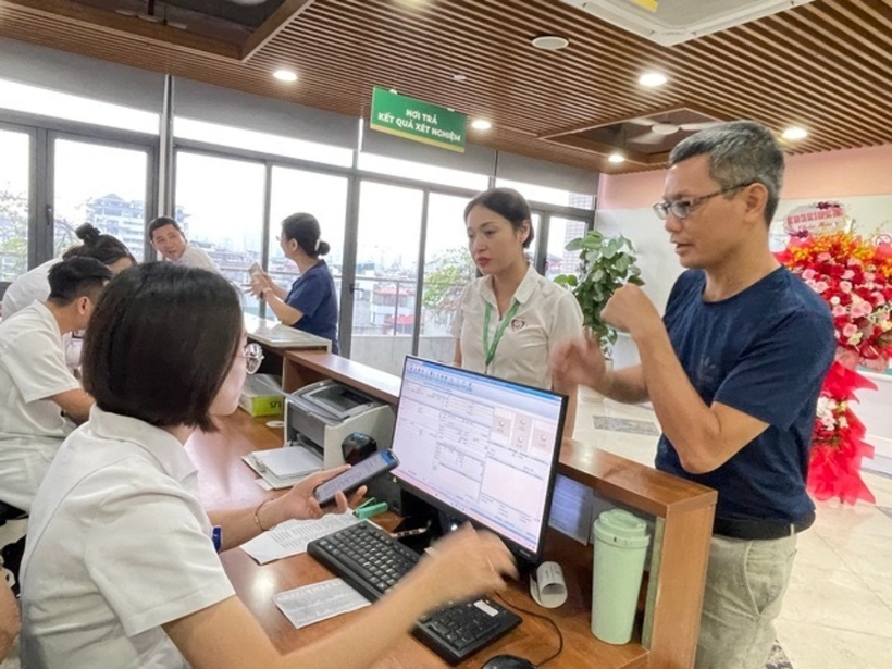 Đăng ký khám chữa bệnh theo yêu cầu ở Bệnh viện Bạch Mai (Hà Nội). Ảnh: Người Lao Động