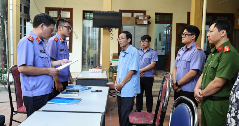 Cơ quan điều tra VKSND tối cao tống đạt quyết định khởi tố bị can, Lệnh bắt bị can để tạm giam đối với Mai Đức Hùng.