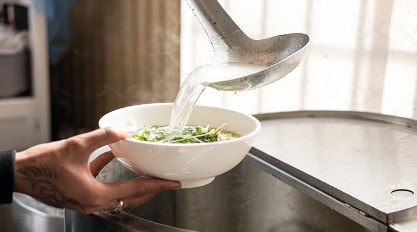 Thay vì sử dụng quá nhiều dầu mỡ, chúng ta chỉ cần nước và các nguyên liệu tươi ngon để tạo nên những bát canh thanh mát, bổ dưỡng.