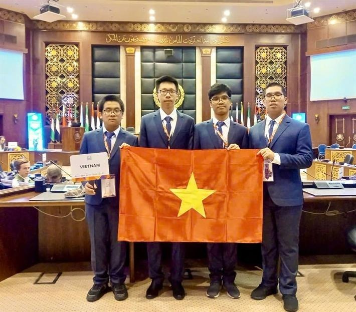4 học sinh giành huy chương cho đội tuyển Việt Nam. Ảnh: Bộ GD&ĐT.