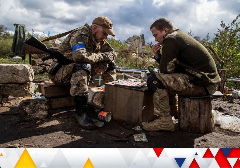 Hình ảnh các binh sĩ Ukraine có phút thư giãn để chơi cờ gần chiến tuyến. Ảnh minh họa: Reuters.