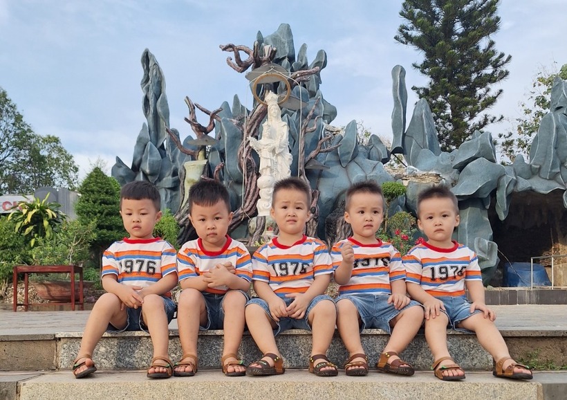 Vợ chồng chị Tuyến luôn cố gắng vun vén kinh tế gia đình cho các con được những bộ quần áo mới giống nhau. Ảnh: VnExpress.