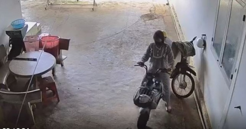 Hình ành nữ sinh rời nhà. Ảnh: Lao động
