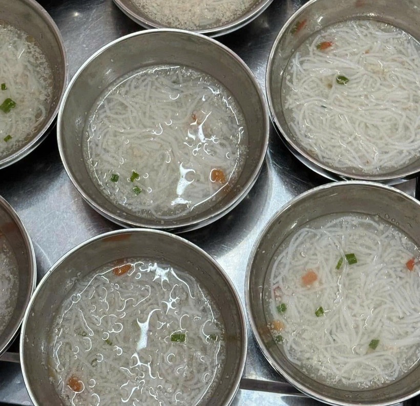Những suất bún trông như ăn với nước lã vì nước trong veo, không thấy có thịt. Ảnh: Tuổi Trẻ Online