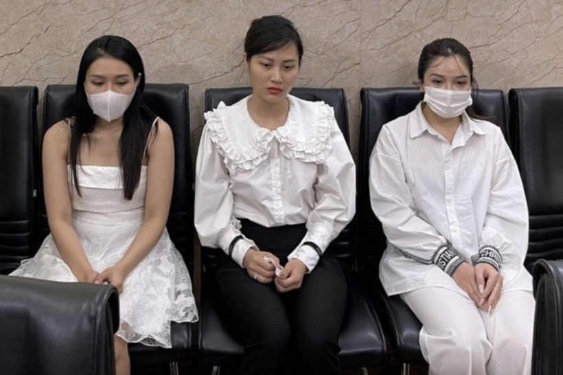 Nguyễn Thị Hương Giang (giữa) tại cơ quan công an. Ảnh: VietNamNet