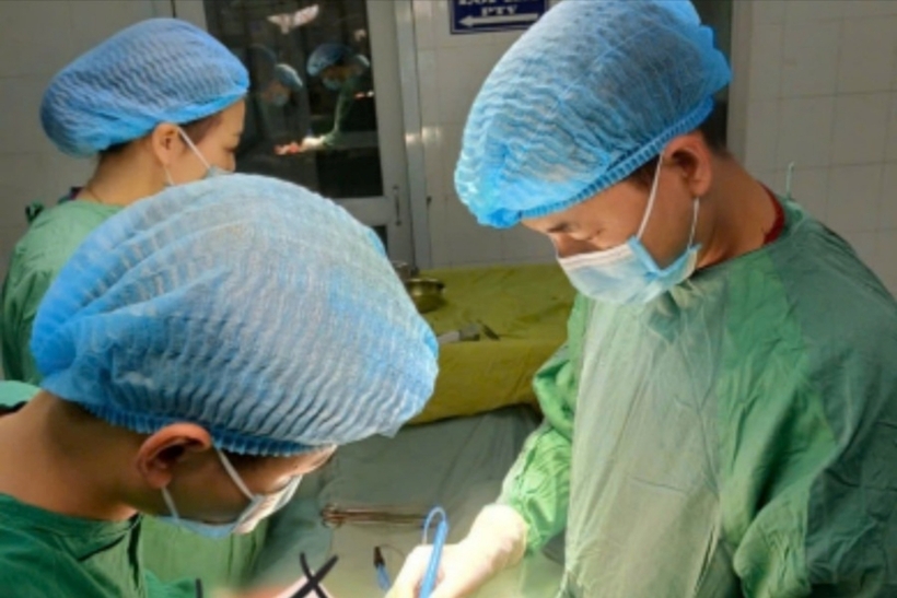 Các bác sĩ tiến hành phẫu thuật cho bệnh nhân. Ảnh: Giáo Dục và Thời Đại