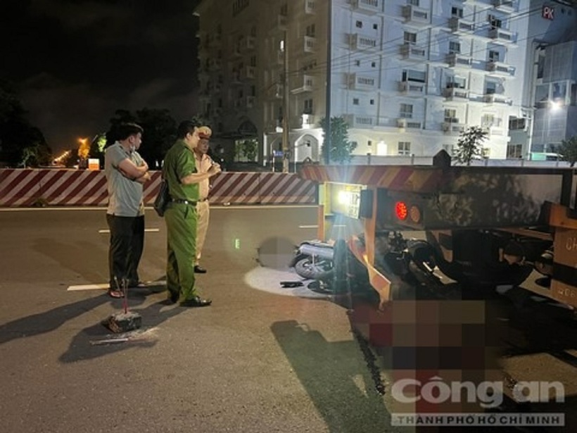 Công an khám nghiệm hiện trường xảy ra vụ tông vào container đang đỗ bên đường, 2 người đi xe máy tử vong. Ảnh: Công an TP.HCM