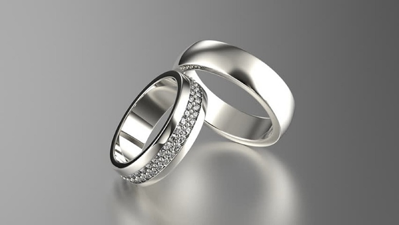 Vàng trắng thường được mạ thêm một lớp rhodium, một kim loại quý có màu trắng sáng