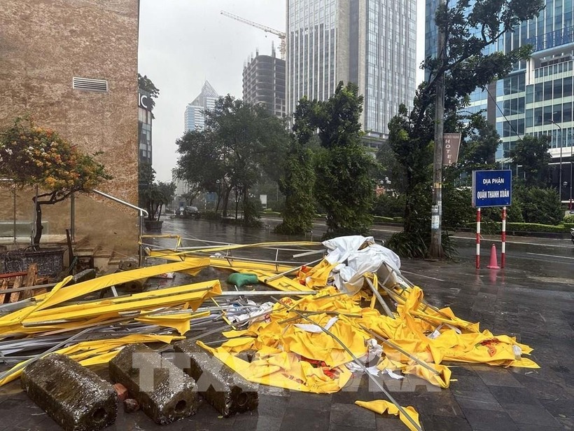 Một gian hàng bán bánh Trung Thu bị gió thổi bay.