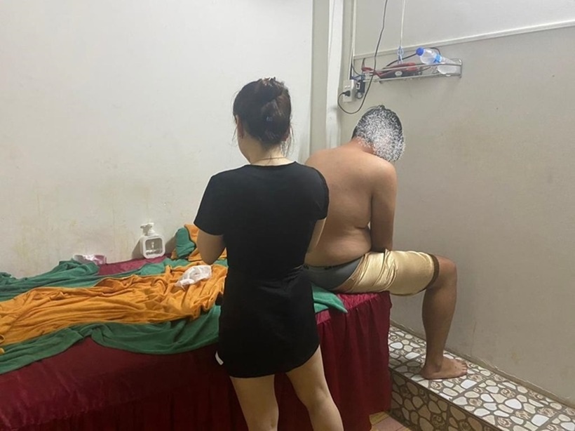 Nữ nhân viên và khách tại cơ sở xông hơi. Ảnh: Bảo vệ Pháp luật