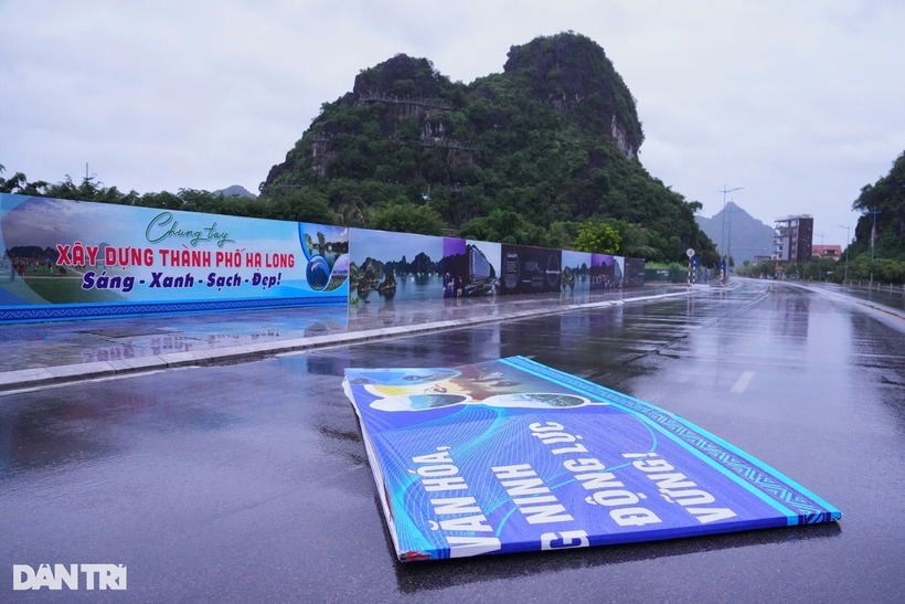 Một tấm bảng quảng cáo công trình bị gió thổi bay ra giữa tuyến đường ven biển TP.Hạ Long. Ảnh: Dân trí