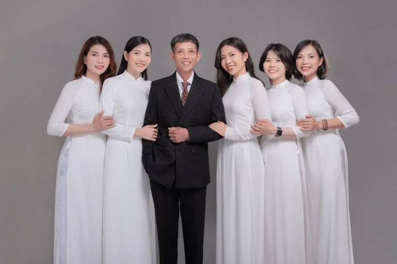 Biết bố mẹ đã trải qua nhiều vất vả nuôi các con khôn lớn, 5 chị em Ngà bảo ban nhau chăm sóc, phụng dưỡng bố mẹ chu đáo. Ảnh: Tri thức và Cuộc sống.