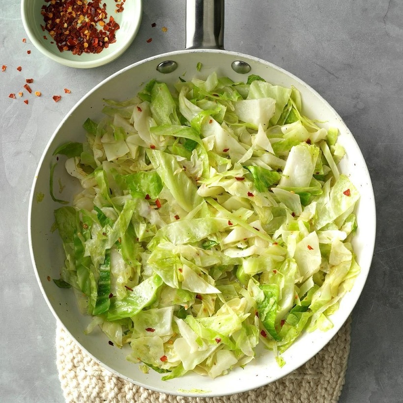Vitamin K có trong bắp cải là chất dinh dưỡng có vai trò giúp máu đông đúng cách và hỗ trợ xương khỏe mạnh.