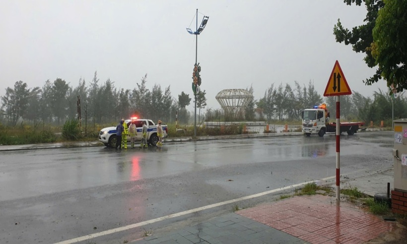 Cảnh sát giao thông huyện Vân Đồn thông báo và yêu cầu người tham gia giao thông không đi xe máy qua cầu Vân Đồn. Ảnh Báo Quảng Ninh