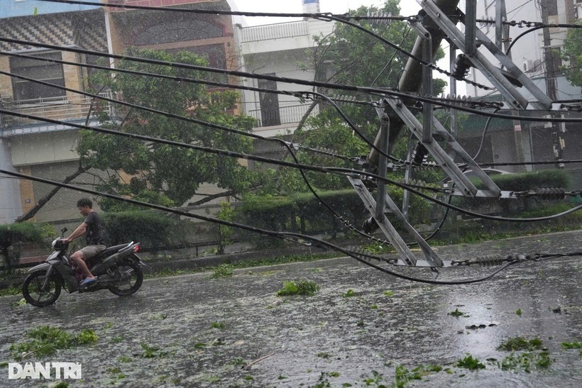 Cột điện đổ nghiêng ngả ở Cẩm Phả, Quảng Ninh. Ảnh: Dân trí