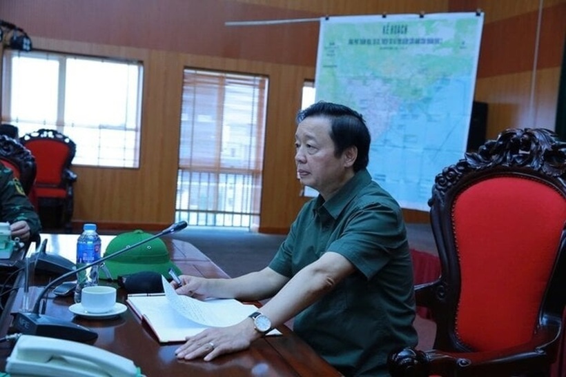Phó Thủ tướng Trần Hồng Hà họp tại Sở Chỉ huy tiền phương phòng, chống bão số 3. Ảnh: VGP