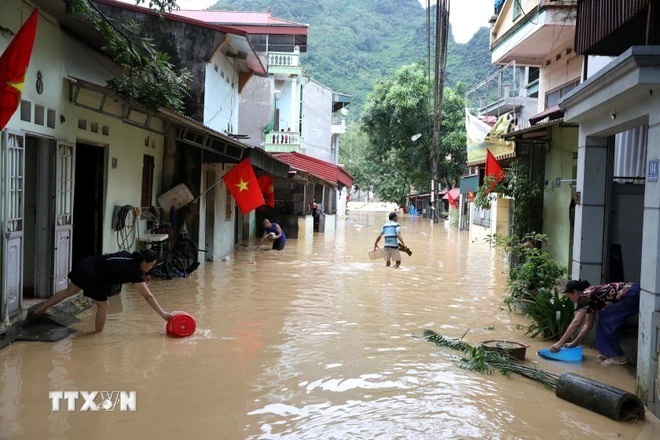 Nhiều khu vực tại thị trấn Đồng Mỏ, huyện Chi Lăng ngập sâu do nước lũ về. Ảnh: TTXVN