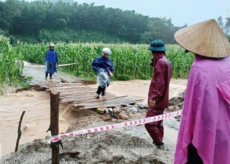 Địa điểm cháu Kh. bị trượt chân ngã xuống suối, bị nước cuốn đi. (Ảnh: Công lý)