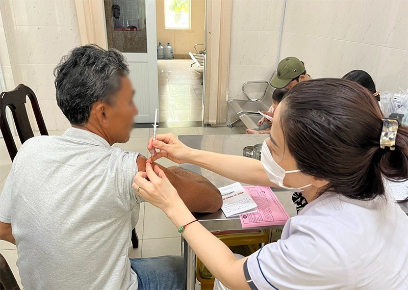 Các cơ quan chức năng đã tuyên truyền, vận động người dân tiêm phòng bệnh dại cho đàn chó, mèo trong khu vực. Ảnh: dongnaicdc.vn.