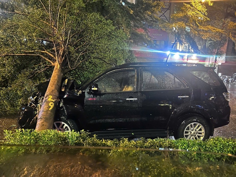 CSGT cứu được nam thanh niên điều khiển xe ô tô bị cây xanh bật gốc đè lên xe khi đang lưu thông trên đường Láng đêm 7/9