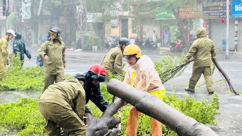 Hà Nội: Giao thông hoạt động trở lại bình thường sau cơn bão số 3 - 2