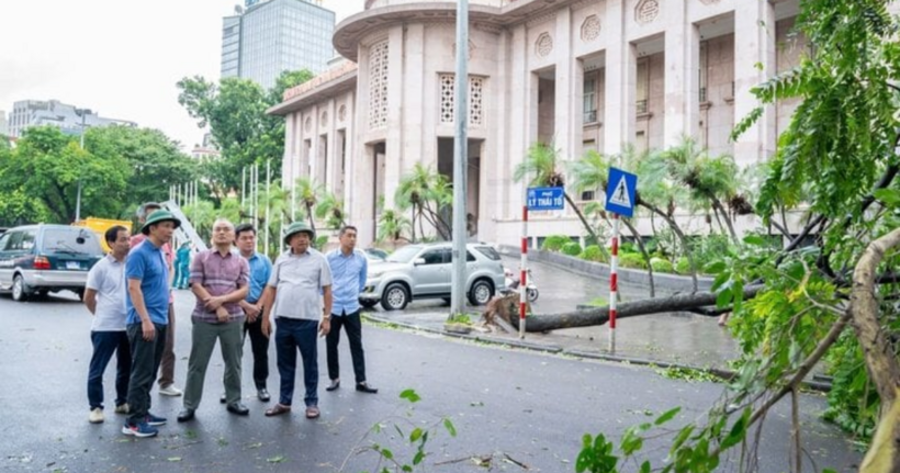 Chủ tịch UBND TP.Hà Nội Trần Sỹ Thanh kiểm tra công tác khắc phục hậu quả sau bão tại quận Hoàn Kiếm.