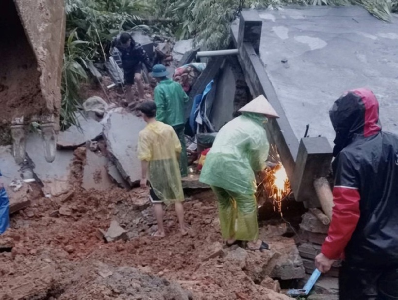Đến khoảng 7h20 cùng ngày, lực lượng chức năng đã tìm thấy được 5 người bị vùi lấp, trong đó 4 người đã tử vong là: Xa Thị X. (SN 1975), Xa Thị X. (SN 1996), Hà Hiệu M. (SN 2017), Hà Thị D. (SN 2023). Ông S. bị thương