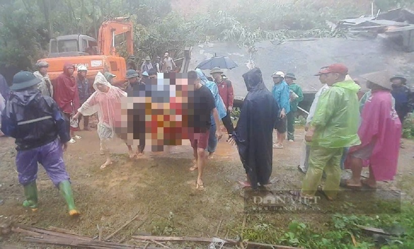 Lực lượng chức năng đưa thi thể nạn nhân rời hiện trường.
