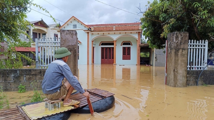 Tới 16h ngày 8/9, nước lũ vẫn chưa có dấu hiệu giảm, nhiều người dân vùng ngập lụt Sơn Động tự chế thuyền để di chuyển, đưa người và vật dụng an toàn ra khỏi khu vực ngập lụt.