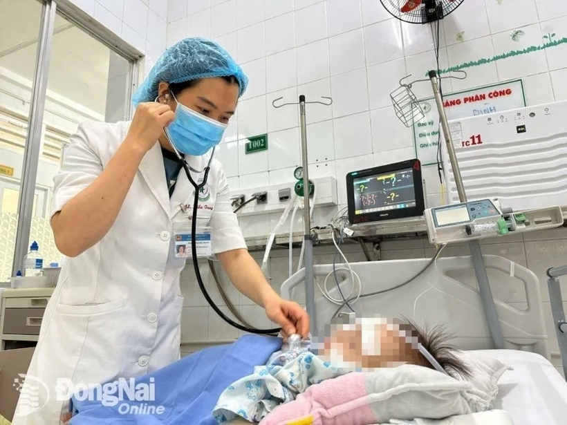 ThS.BS Phạm Thị Kiều Trang - Trưởng khoa Hồi sức tích cực - chống độc Bệnh viện Nhi đồng Đồng Nai kiểm tra sức khỏe cho bệnh nhi. Ảnh: Báo Đồng Nai