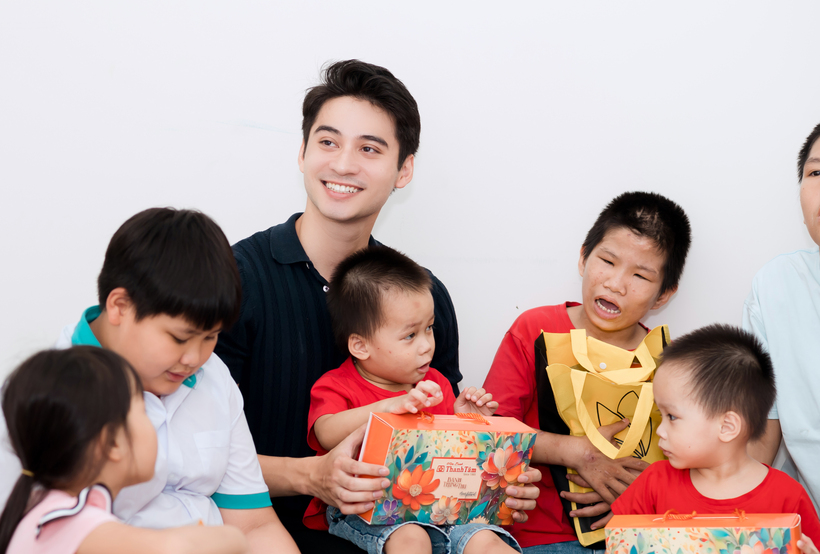 Mr World Vietnam 2024 cũng dành thời thăm hỏi, chơi đùa, ca hát cùng các em.