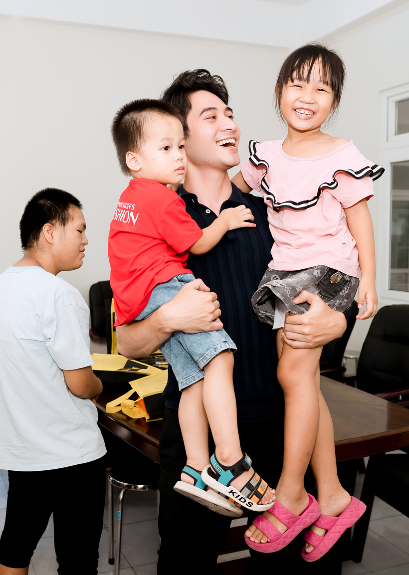 Khoảnh khắc vui đùa của Nam vương Tuấn Ngọc cùng các bé.