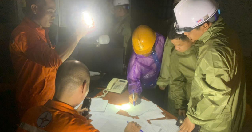 Theo thông tin từ Tổng Công ty Điện lực Thành phố Hà Nội, có khoảng tổng cộng 290.000 khách hàng bị ảnh hưởng do bão Yagi và hầu hết ở khu vực các huyện ngoại thành.