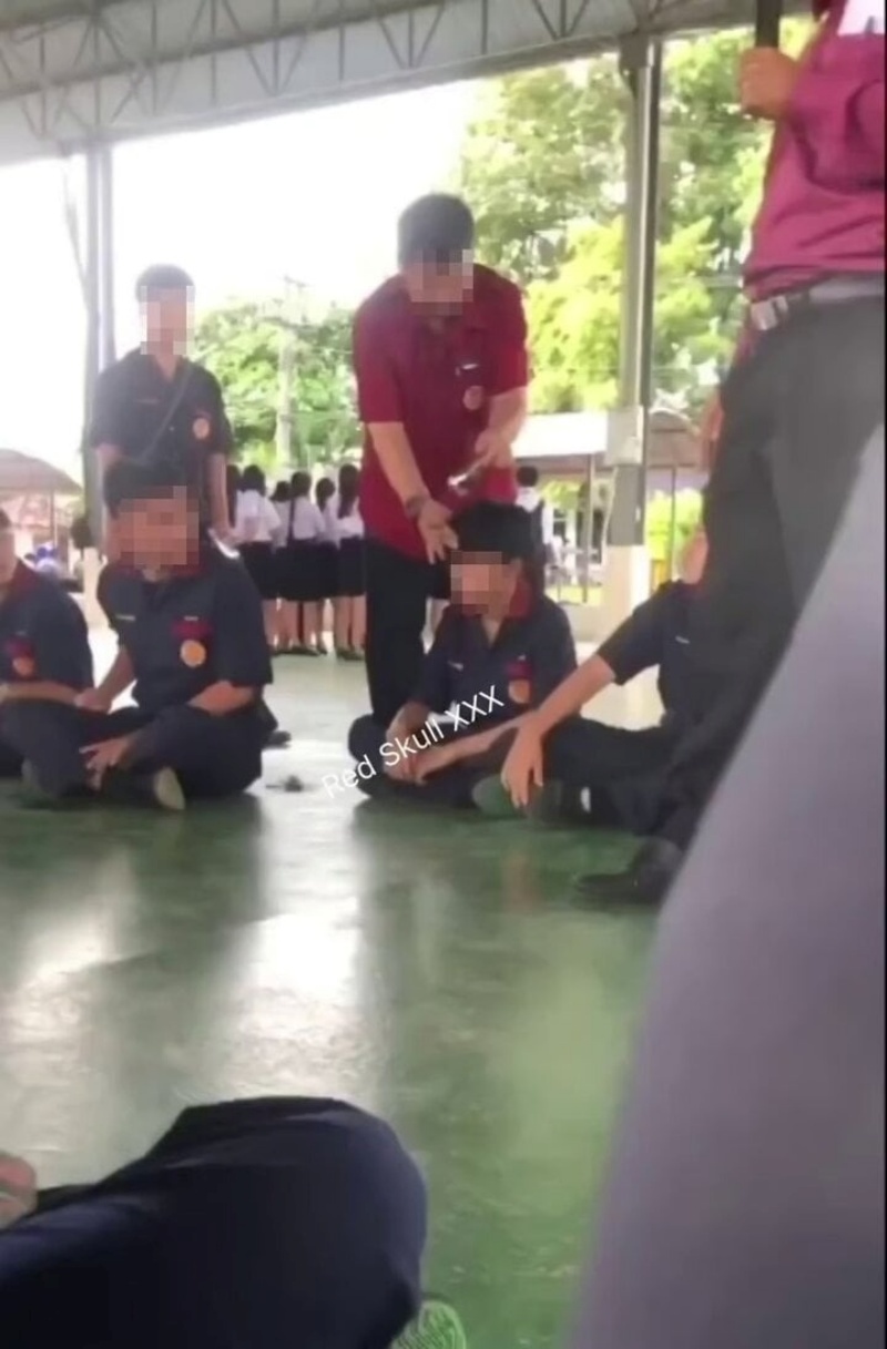Tổng cộng có 66 học sinh phải chịu hình thức đối xử này. Ảnh: X@RedSkullxxx.