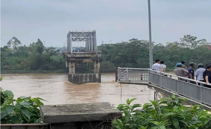 QHiện trường vụ sập cầu Phong Châu. (Ảnh: VOV)