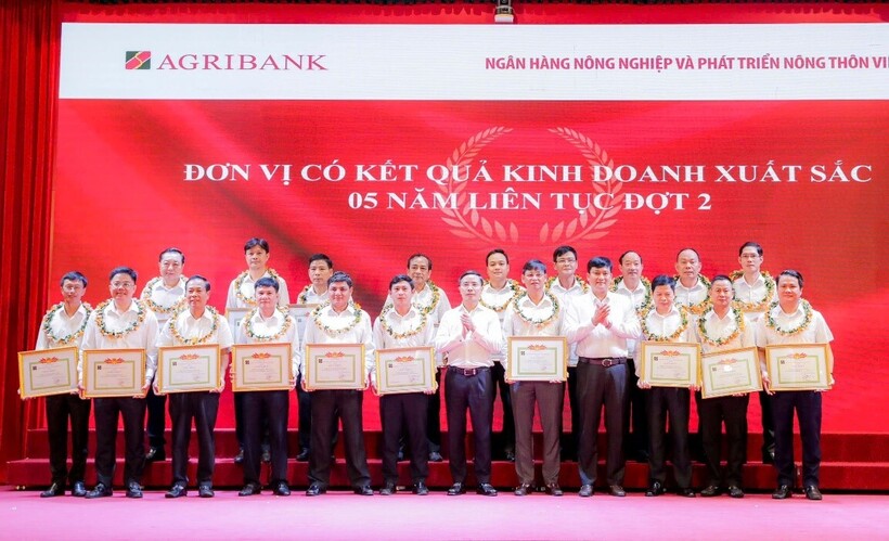 Agribank: Agribank biểu dương, khen thưởng các đơn vị có kết quả kinh doanh xuất sắc 5 năm liên tục lần 2