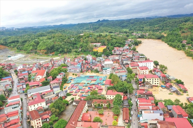 Mưa lớn khiến thị trấn Na Sầm, huyện Văn Lãng bị ngập sâu trong biển nước
