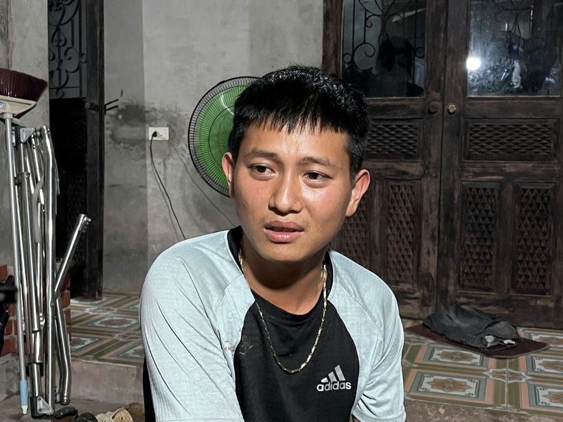 Anh Ngô Văn Khanh đã bơi thuyền ra giữa sông cứu người trong vụ sập cầu Phong Châu. (Ảnh: Dân Việt)