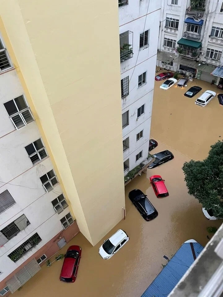 Tại khu vực Chung cư Tiến Bộ, lúc 5h40 ngày 9/9, nhiều ô tô chìm trong biển nước. (Ảnh: VOV)
