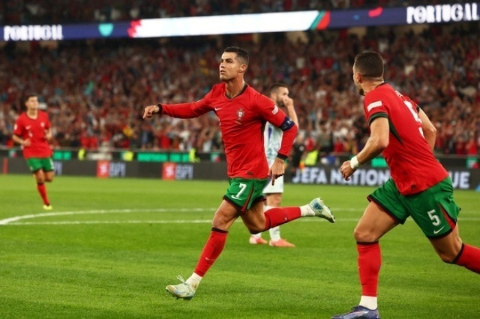 Ronaldo ghi bàn quyết định giúp Bồ Đào Nha ấn định màn ngược dòng ngoạn mục. Ảnh: Reuters.