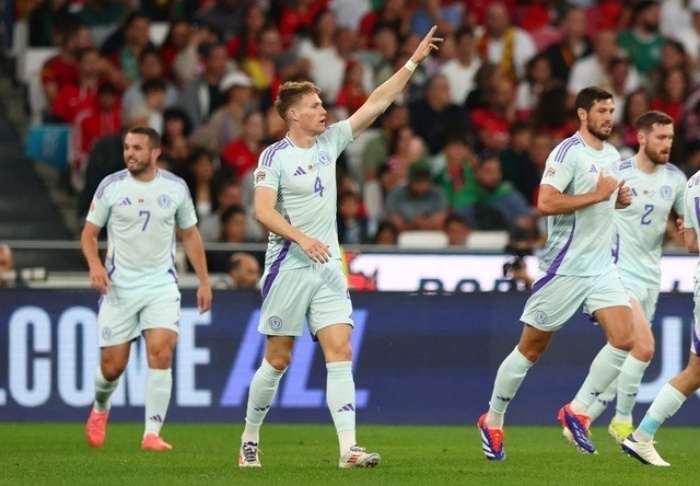 Cựu tiền vệ Man Utd Scott McTominay ghi bàn mở tỷ số cho Scotland ngay ở phút thứ 7. Ảnh: Reuters.