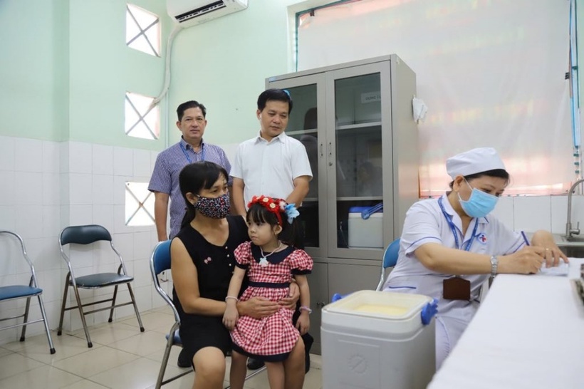 TP chủ động tiêm phòng dịch sởi cho trẻ.