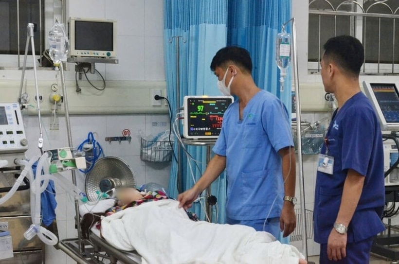Người bệnh bị ngộ độc khí CO từ máy phát điện. Ảnh: VTC News
