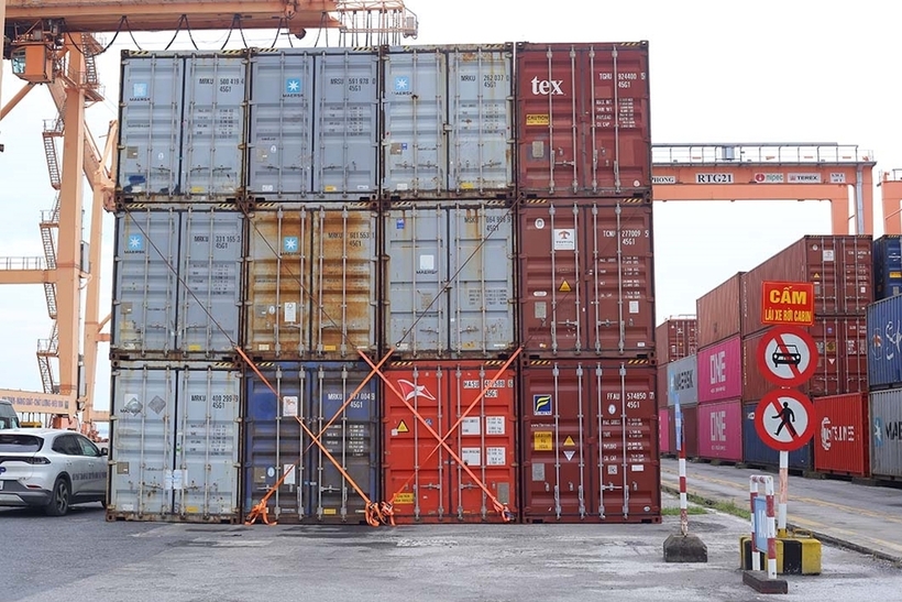 Container tại Cảng Hải Phòng được chằng buộc gia cố và hạ độ cao đảm bảo an toàn