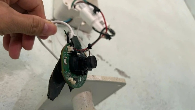 Chiếc camera quay lén trong phòng tắm của nữ sinh. Ảnh: Pháp luật TP.HCM