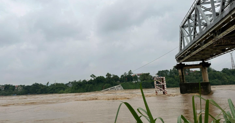 Hiện trường vụ sập cầu.