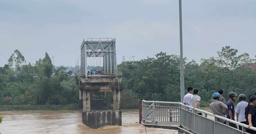 Hiện trường vụ sập cầu Phong Châu.