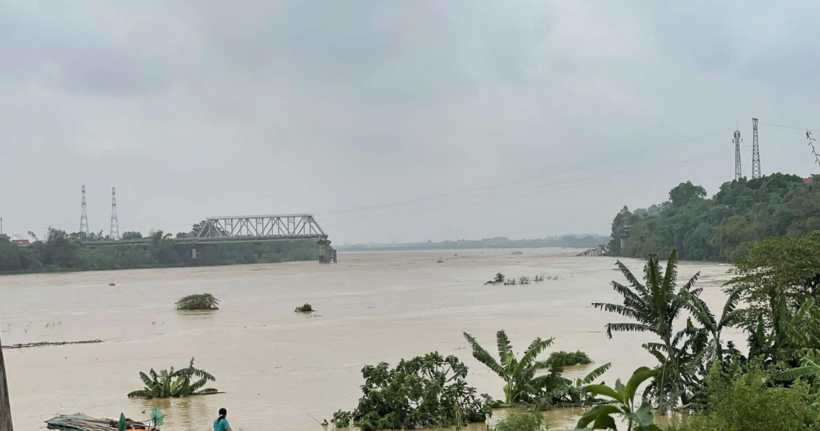 Toàn cảnh sập cầu Phong Châu.