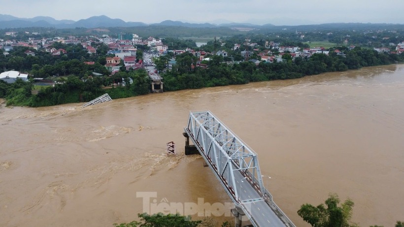 10h ngày 9/9, cầu Phong Châu bắc qua sông Hồng trên quốc lộ 32C, nối liền hai huyện Lâm Thao và Tam Nông thuộc tỉnh Phú Thọ, bị sập. Thống kê sơ bộ, sự cố khiến 10 ô tô, 2 xe máy và 13 người rơi xuống sông. Trong đó, lực lượng chức năng đã cứu được 3 người.