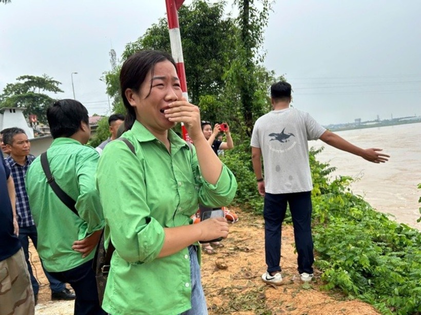 Chị T. khóc chờ thông tin tìm kiếm người thân. Chị cho biết sáng cùng ngày, lúc 9h30, anh C. vẫn còn gọi điện vợ, là em gái của chị.